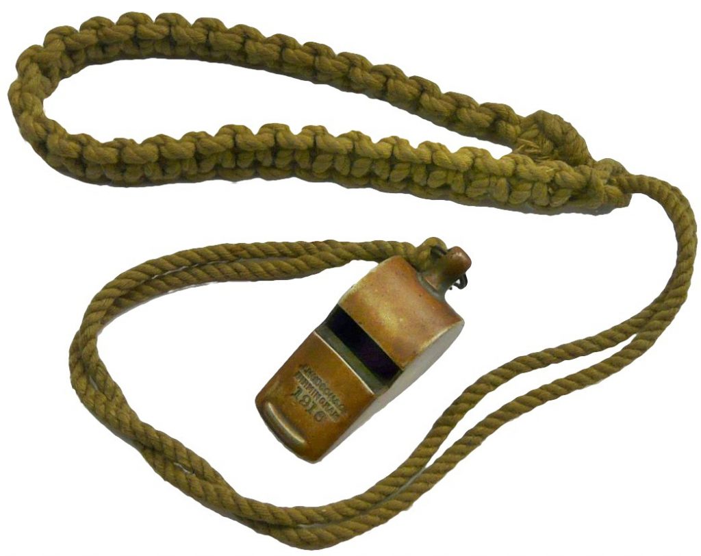 Sursă foto: Antique Outings (fluier şi lanyard, Primul şi al doilea război mondial)