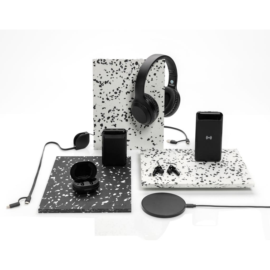 Căști din plastic reciclat conform standardului RCS black