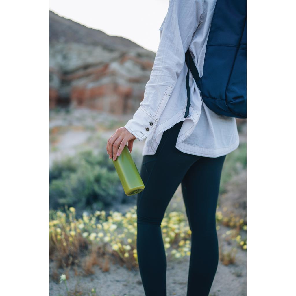 Sticlă de apă din PP reciclat, certificată RCS, cu mâner green