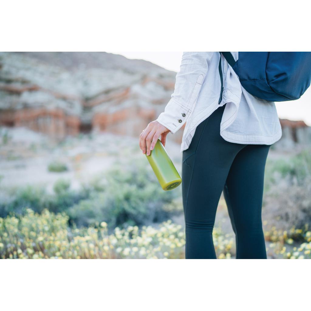 Sticlă de apă din PP reciclat, certificată RCS, cu mâner green