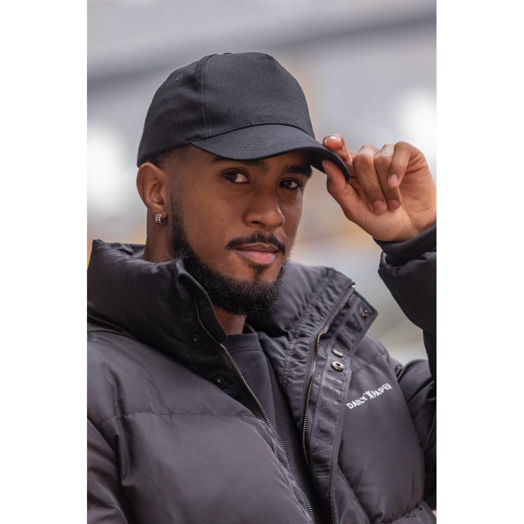 Șapcă cu 5 panouri din bumbac reciclat de 280gr, cu tracer AWARE™Impact black