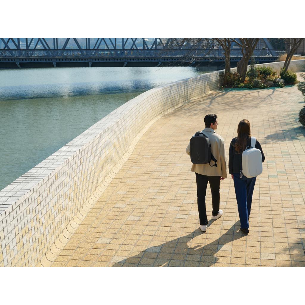 Bobby Edge off white