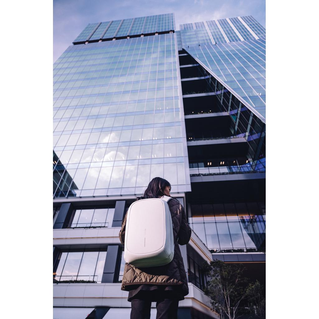 Bobby Edge off white