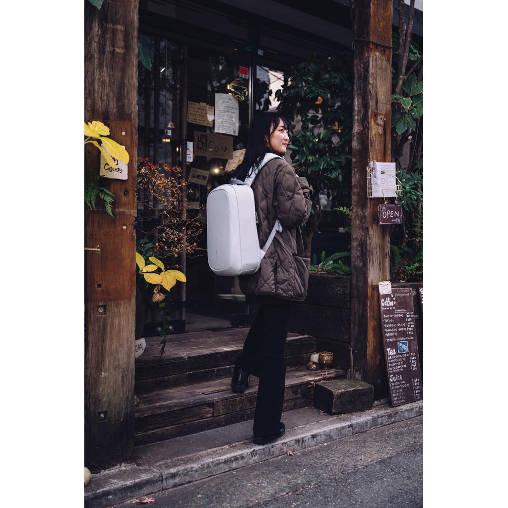 Bobby Edge off white