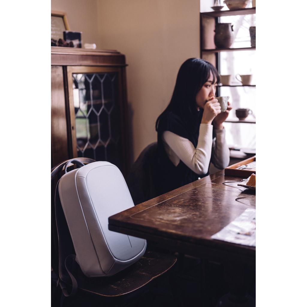 Bobby Edge off white