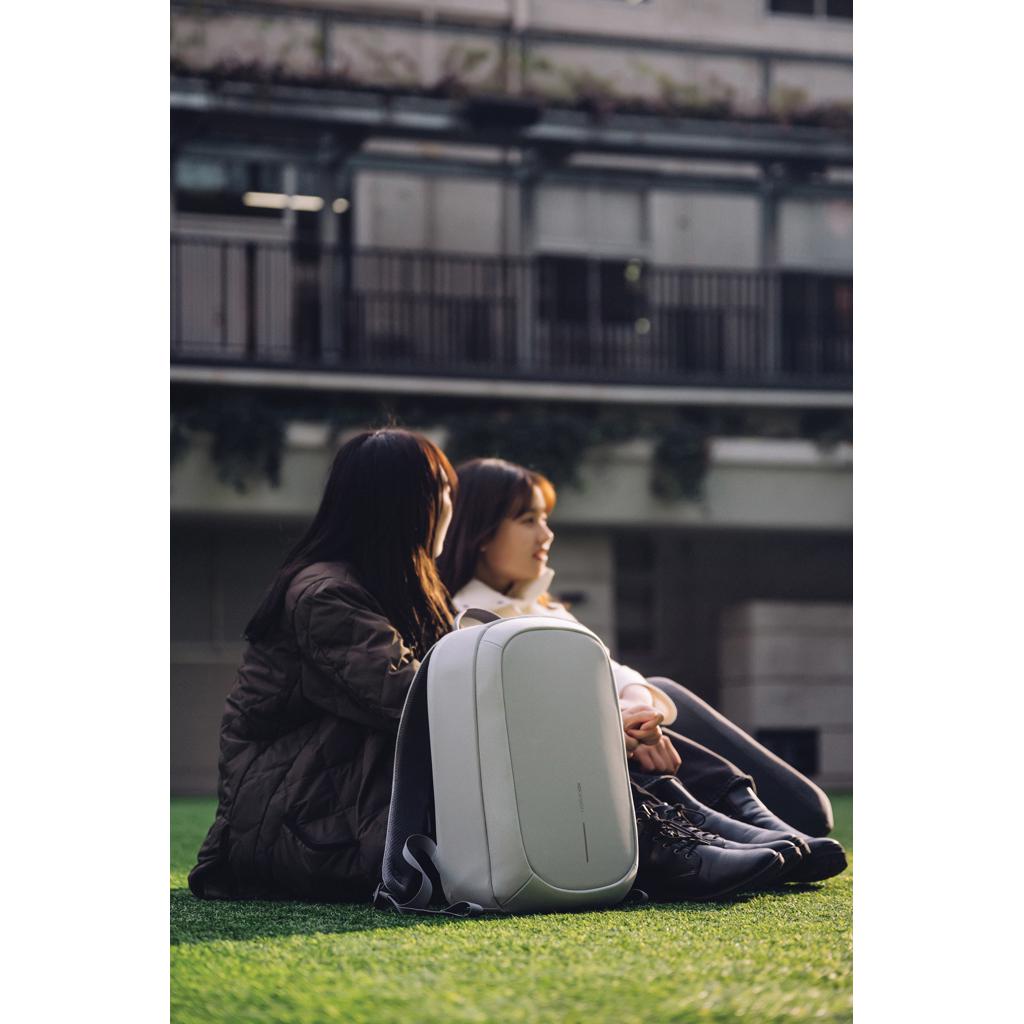 Bobby Edge off white