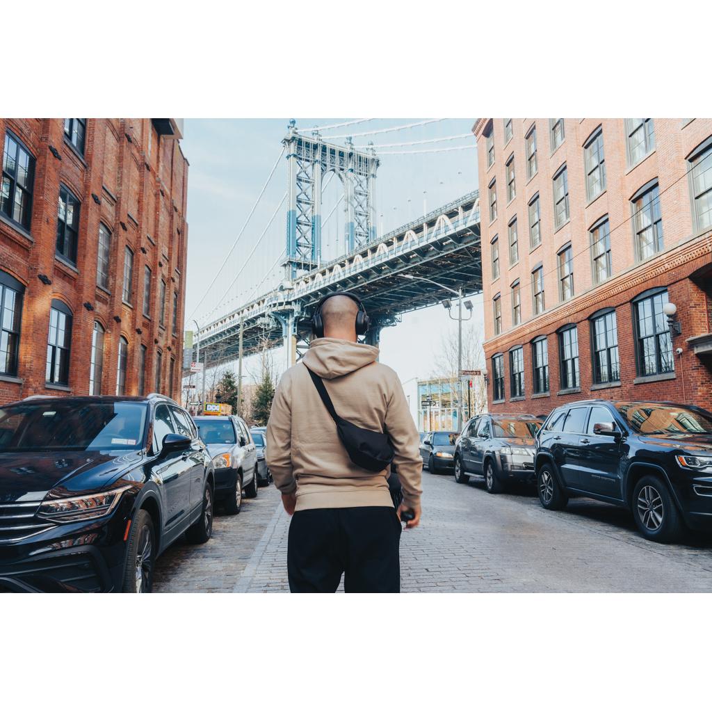 Geantă tip sling în formă de semilună Crescent AWARE™ RPET black