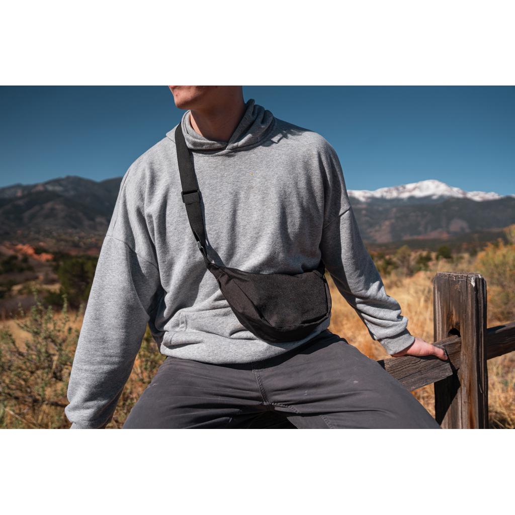 Geantă tip sling în formă de semilună Crescent AWARE™ RPET black