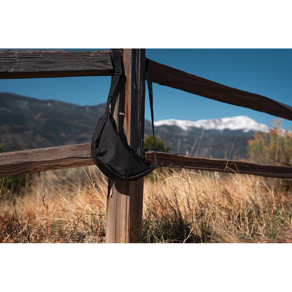 Geantă tip sling în formă de semilună Crescent AWARE™ RPET black