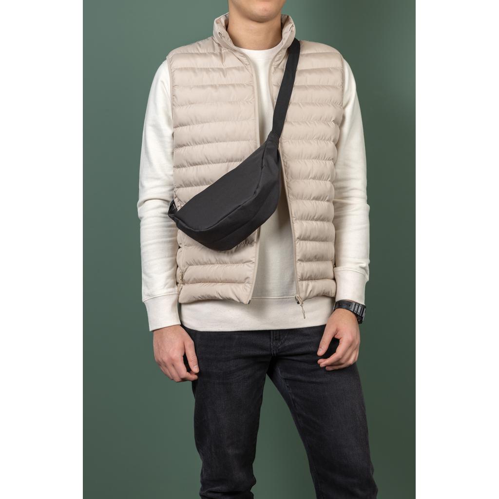 Geantă tip sling în formă de semilună Crescent AWARE™ RPET black