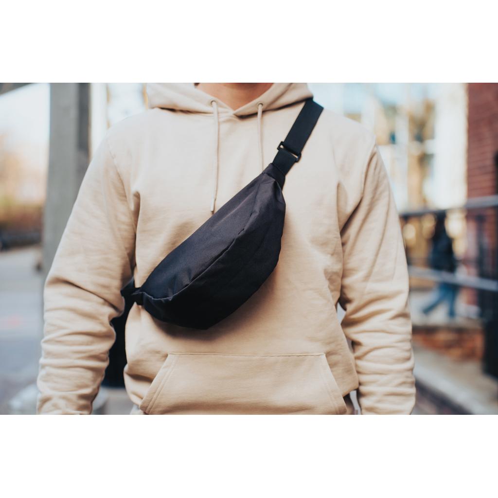 Geantă tip sling în formă de semilună Crescent AWARE™ RPET black