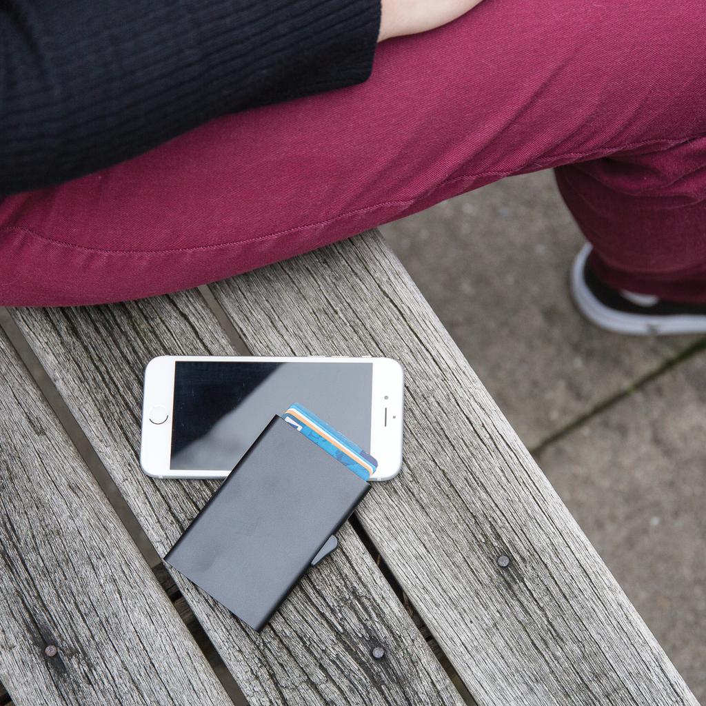 Suport de carduri RFID din aluminiu C-Secure black