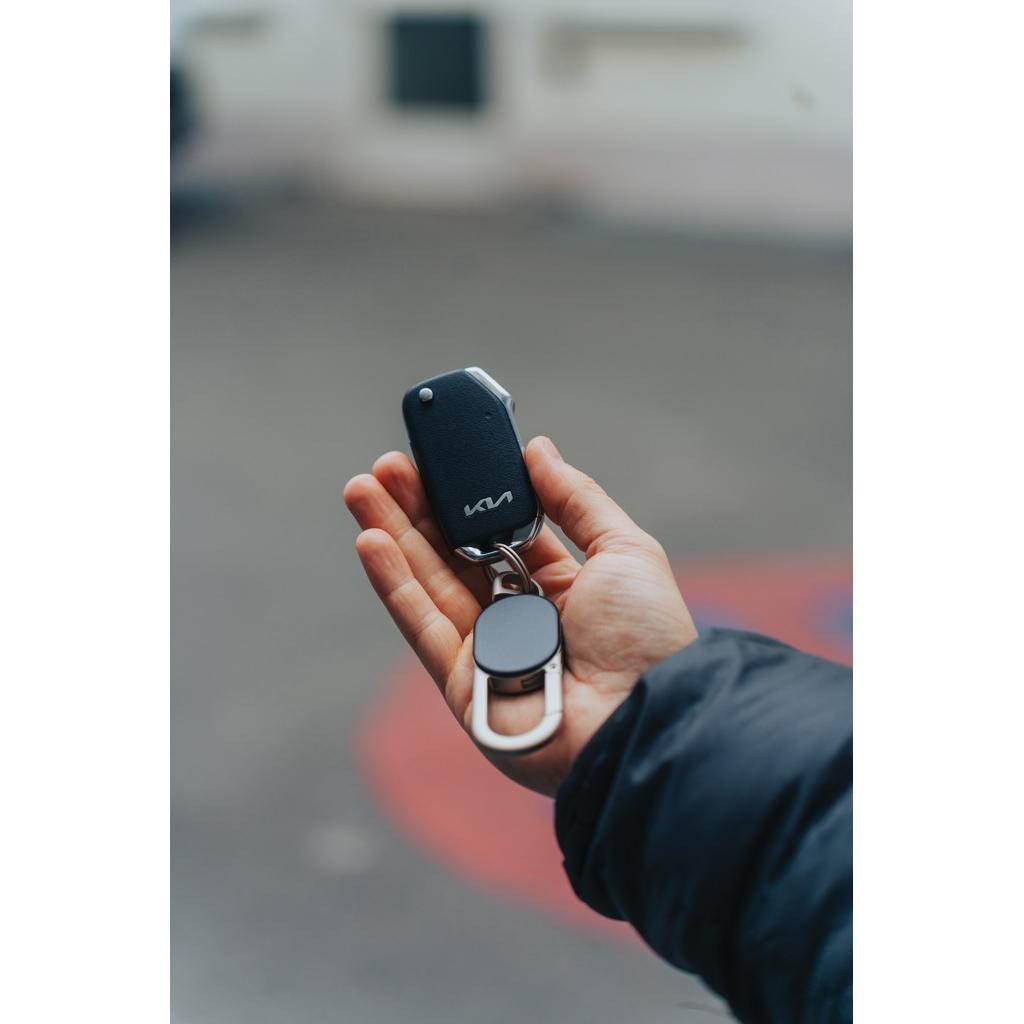 Keyfinder keychain with worldwide locating and USB C black