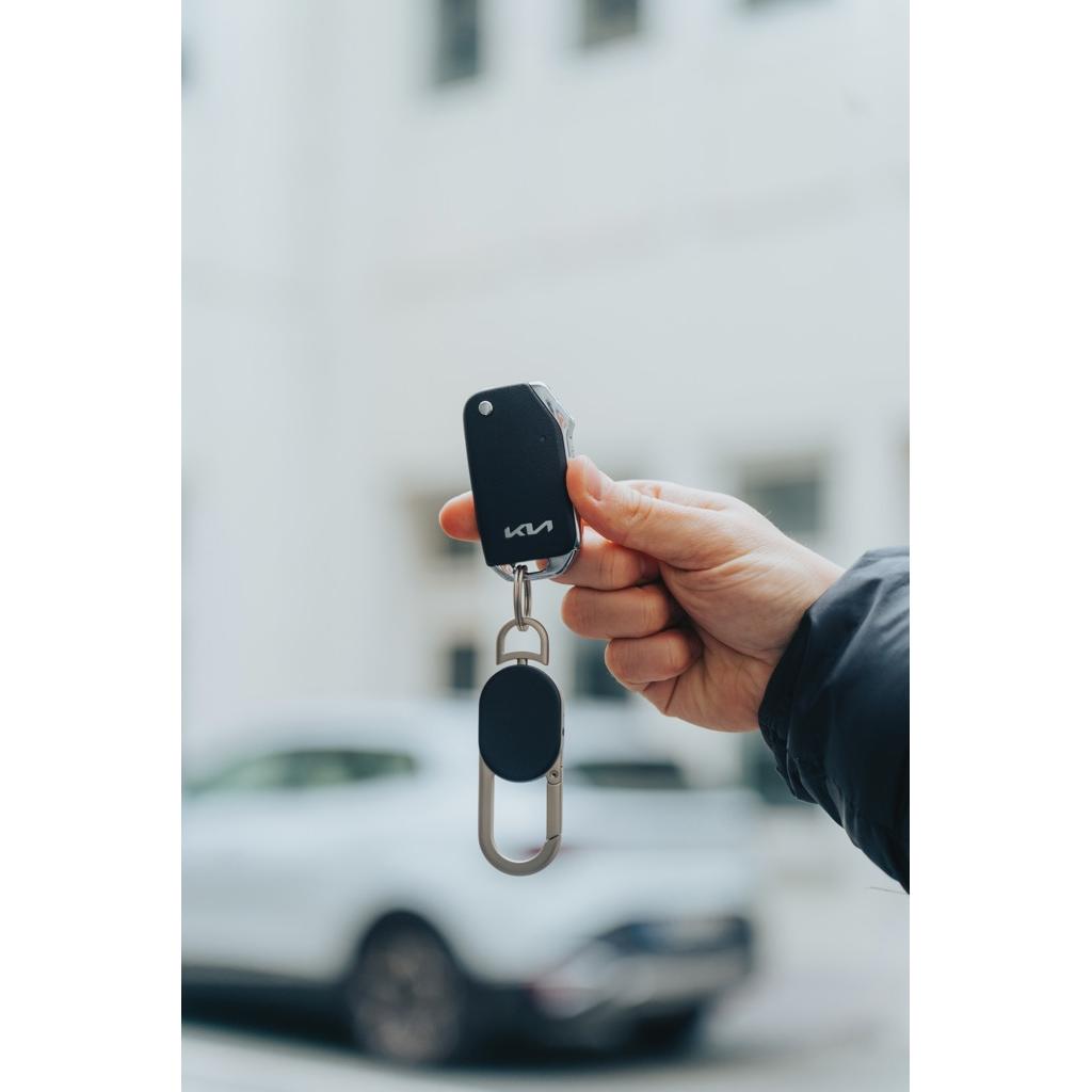Keyfinder keychain with worldwide locating and USB C black