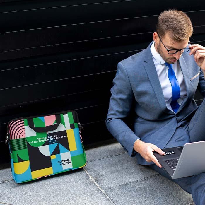 Manșon pentru laptop din neopren sublimat cu fermoar și buzunar frontal. 13