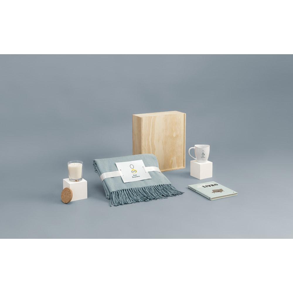 KIT COZY. Set cadou cu pătură, cană ceramică și lumânare parfumată Natural închis