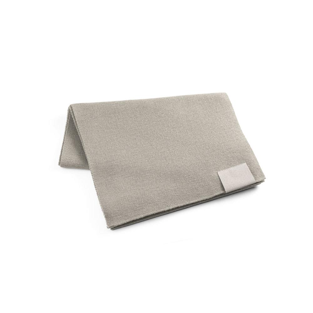 SERENITY. Eșarfă din poliester reciclat (100% rPET) cu un detaliu cusut pentru personalizare Gri deschis