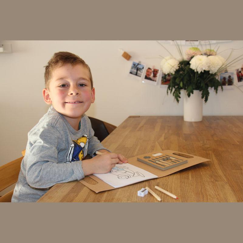 Set colorat - caiet și 6 creioane Maro