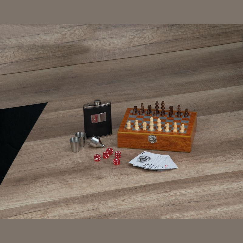 Set şah, cărţi de joc, sticlă plată și pahare Maro