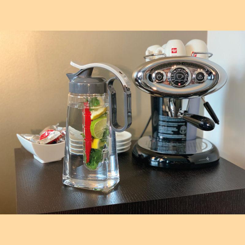 Recipient din plastic cu infuzor pentru fructe 1800 ml Gri-Argintiu