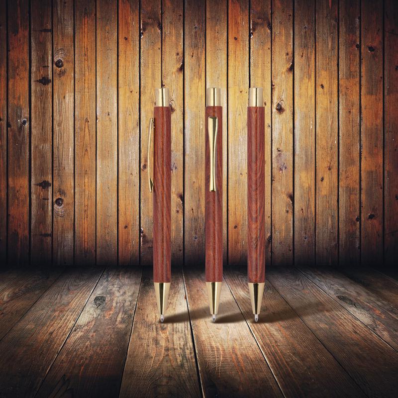 Pix din lemn și accesorii aurii Maro