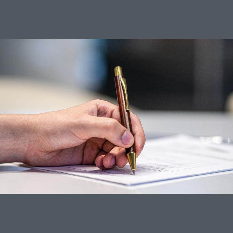 Pix din lemn și accesorii aurii Maro