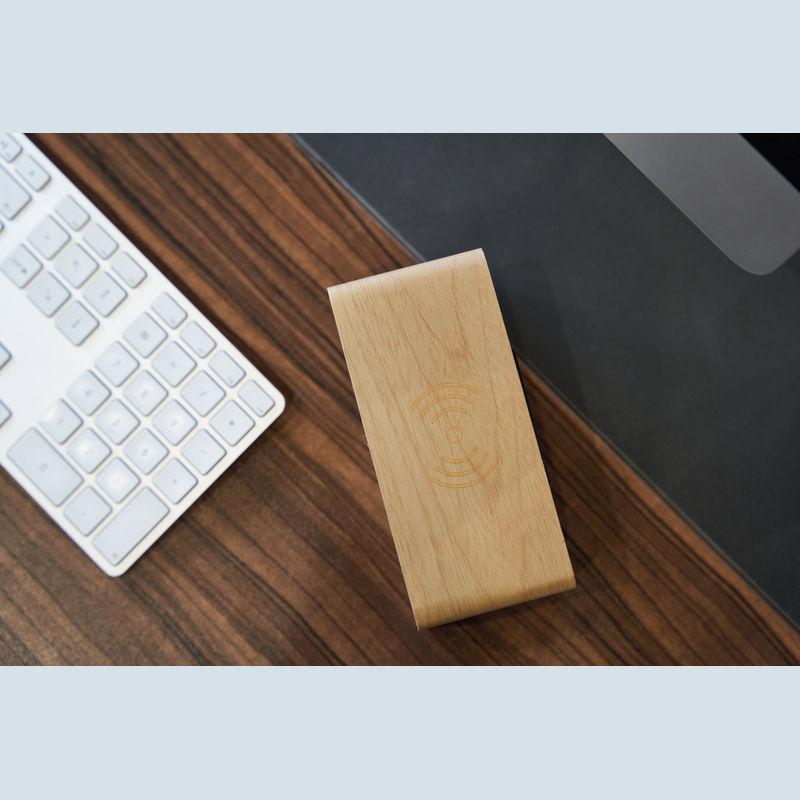 Ceas din lemn, cu încărcător wireless Beige