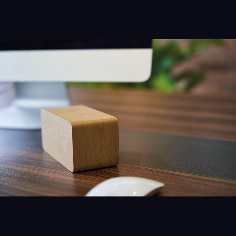 Ceas din lemn, cu încărcător wireless Beige